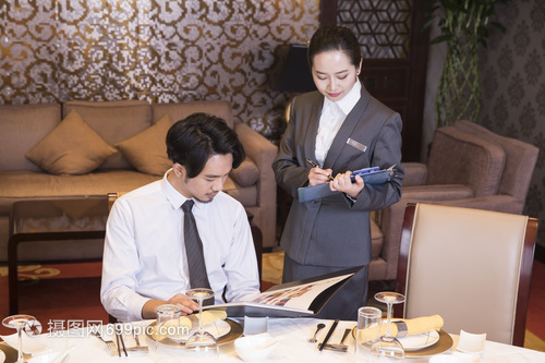 酒店餐廳服務員點菜環節的餐飲管理優化策略